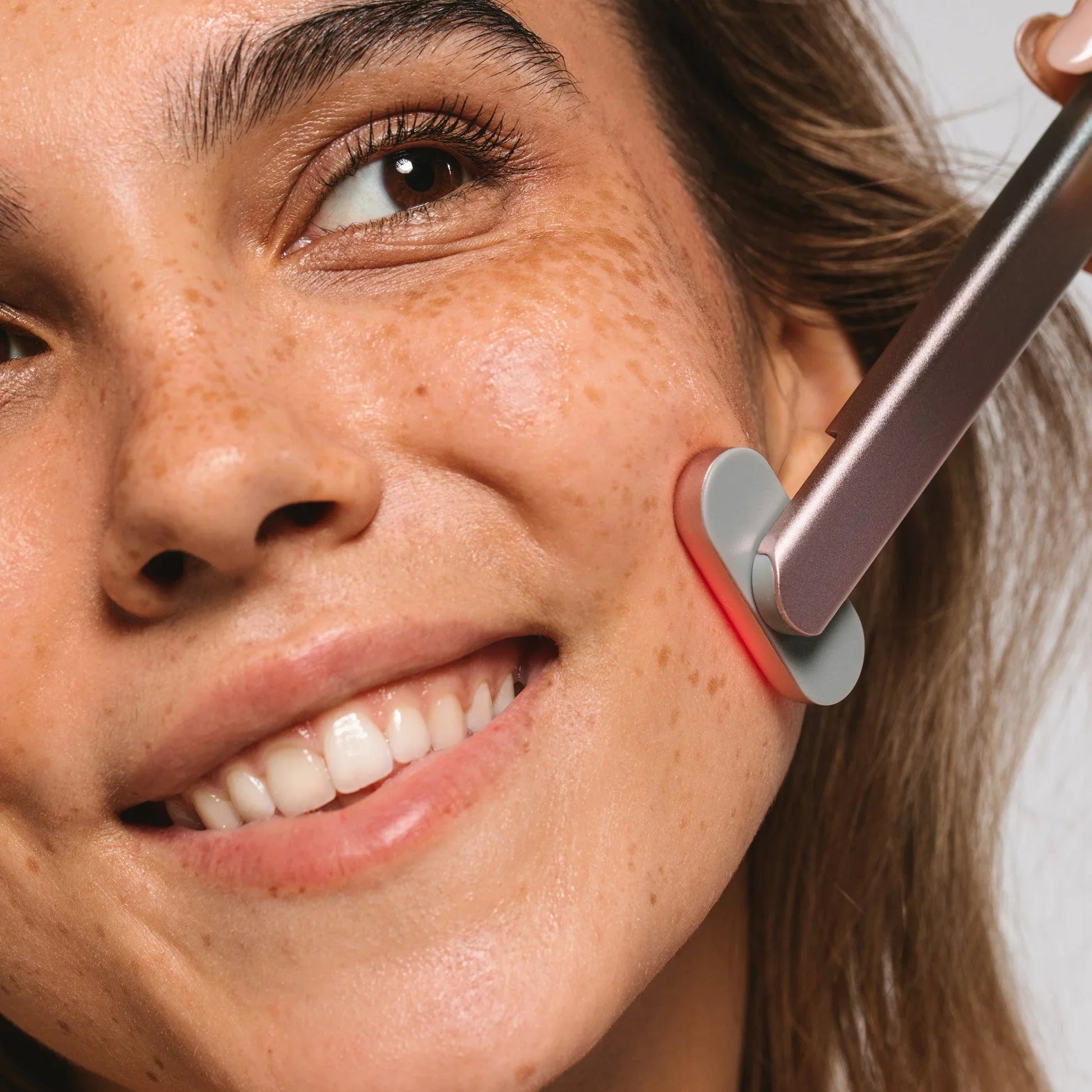 Ondulatore per cura della pelle Flushy di Lushy, con tecnologia a luce rossa per trattamenti di bellezza e benessere della pelle