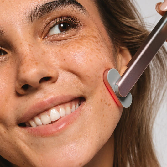 Ondulatore per cura della pelle Flushy di Lushy, con tecnologia a luce rossa per trattamenti di bellezza e benessere della pelle
